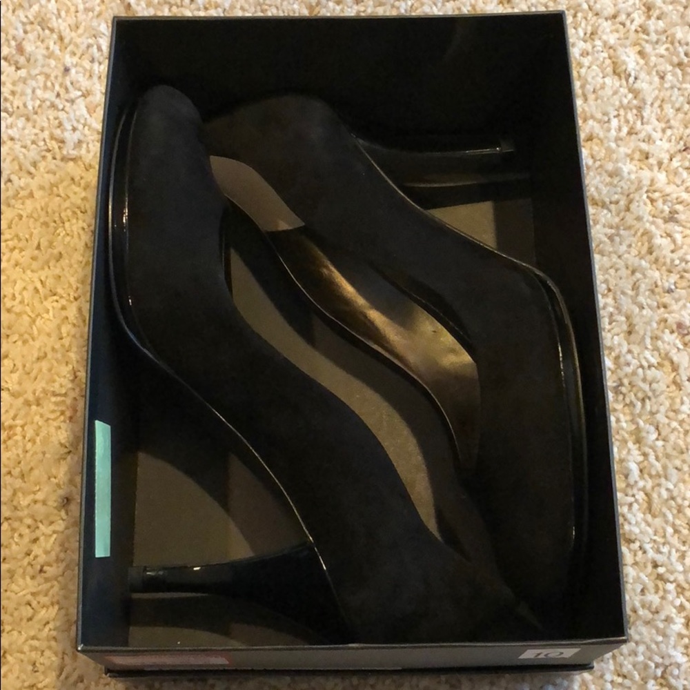 NWB Tahari Black Suede Round Toe Heels - Picture 4 of 6